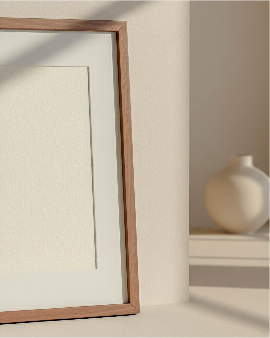 Miljöbild med träram i valnötston och en vas