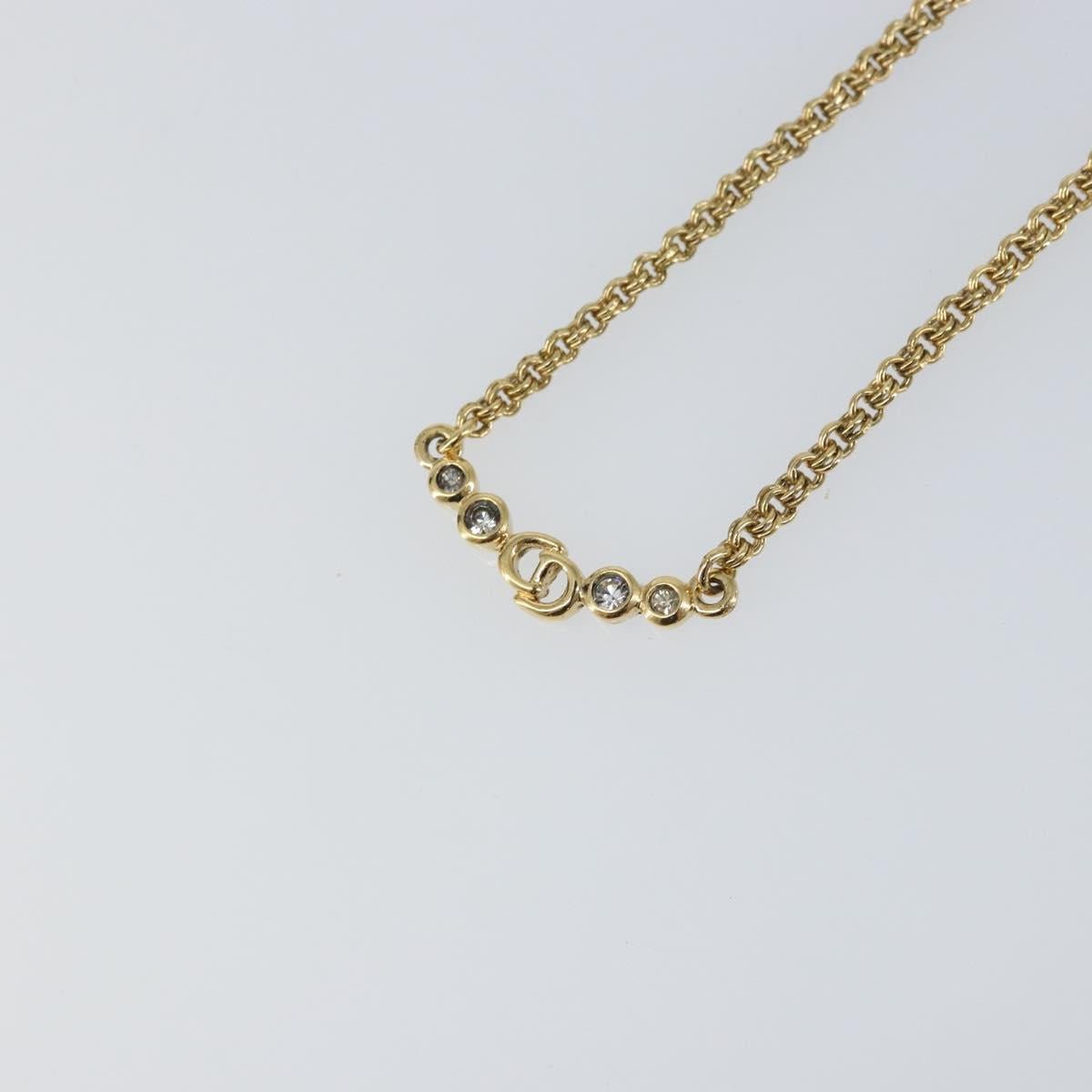 Halskette aus goldfarbenem Metall