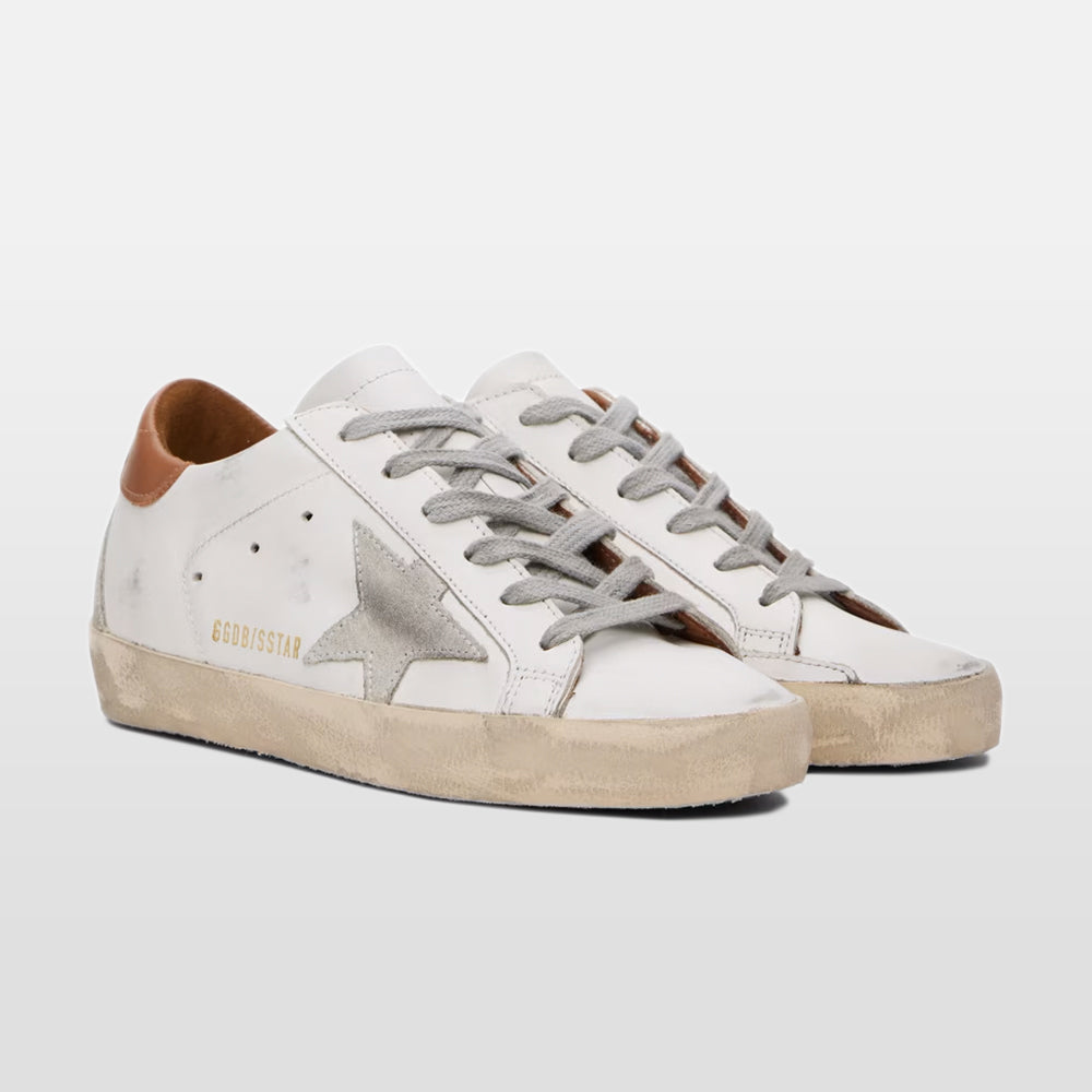 Handla Golden Goose Super-Star White Vacchetta Tan Grey Suede Patch online | Smidigt och enkelt på nätet - Merchsweden |